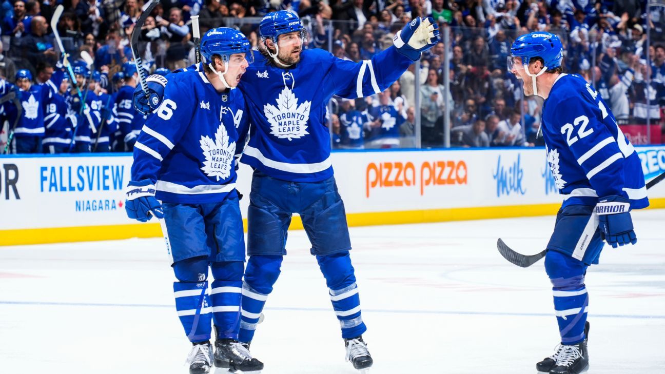 Mitch Marner y Chris Tanev
