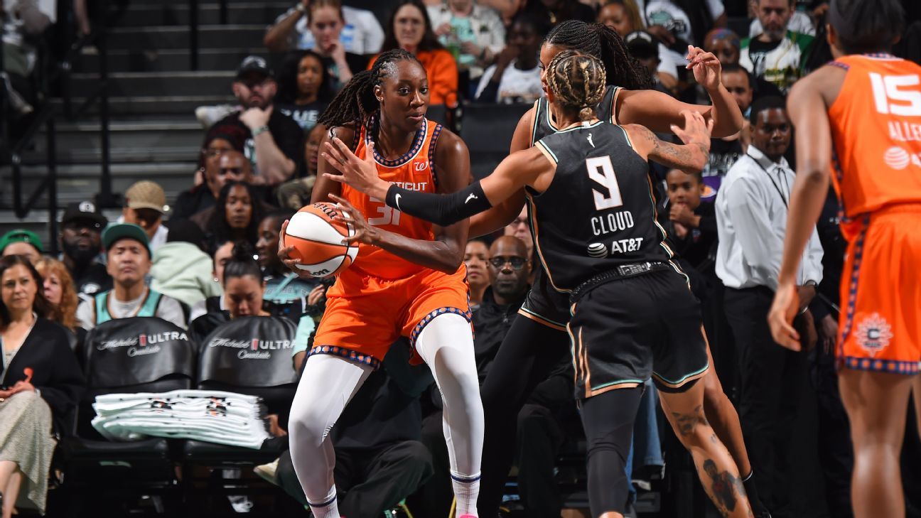 Tina Charles, la líder histórica de la WNBA en rebotes y tiros de campo anotados, jugará la temporada baja con Athletes Unlimited, una liga 5 contra 5 con sede en Nashville.