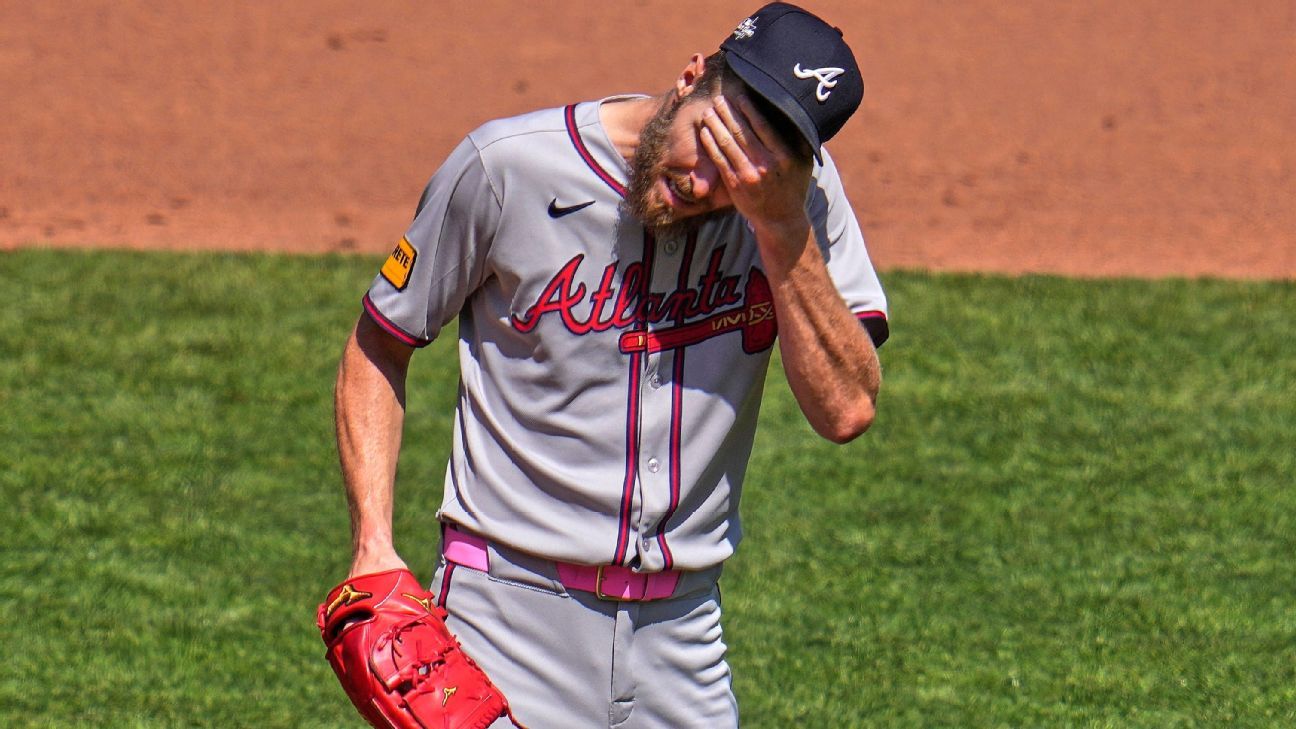 Braves place P Sale on IL with fractured rib cage