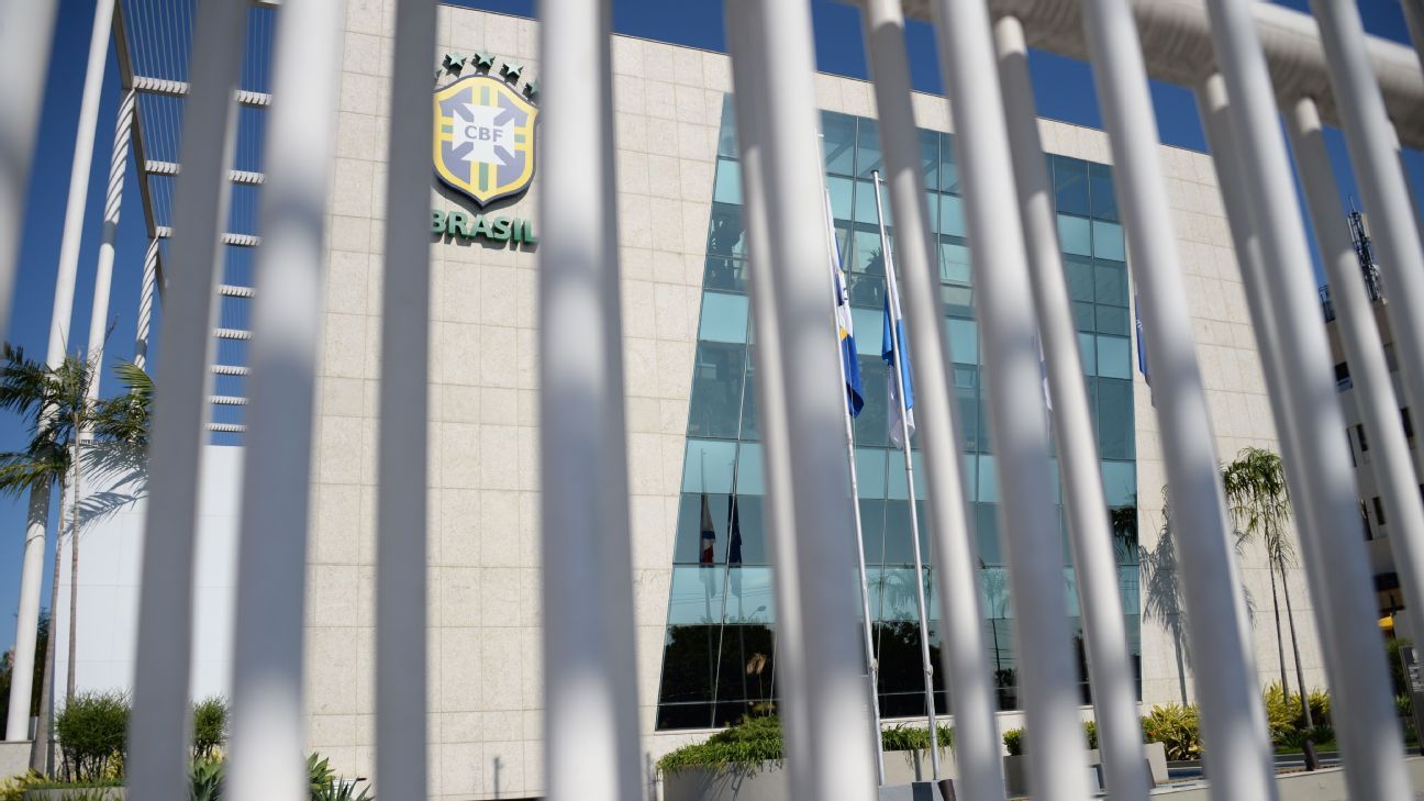 Torcedores do Flamengo protestam na porta da CBF antes de 'final' contra o Palmeiras: 'VARgonha'