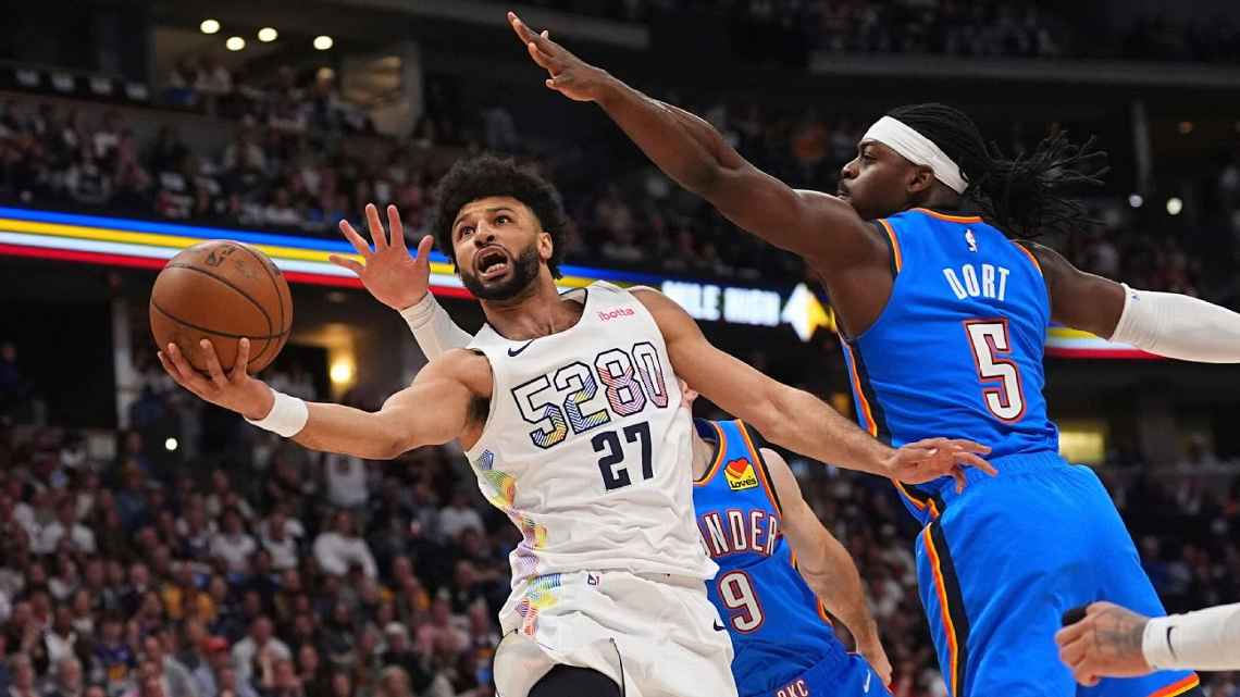 Лу Дорт идущий по площадке