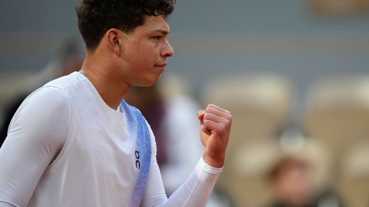 Shelton plays past midnight to advance in Paris