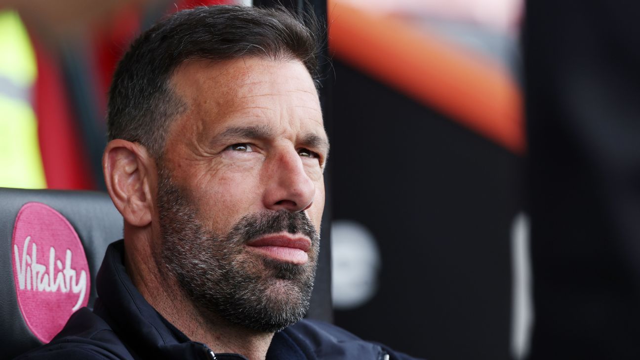 Leicester sack manager Ruud van Nistelrooy