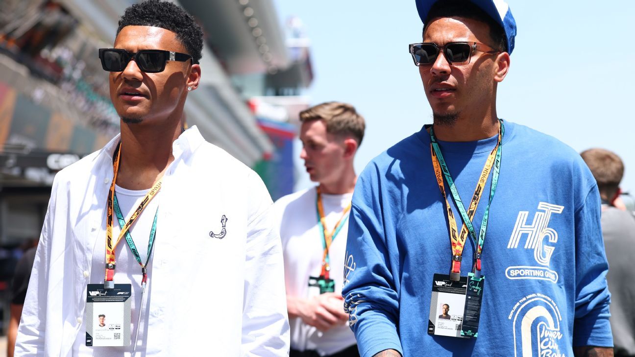 Ollie Watkins y Morgan Rogers, compañeros de equipo del Aston Villa, disfrutan de un paseo por el pitlane antes del GP de España.