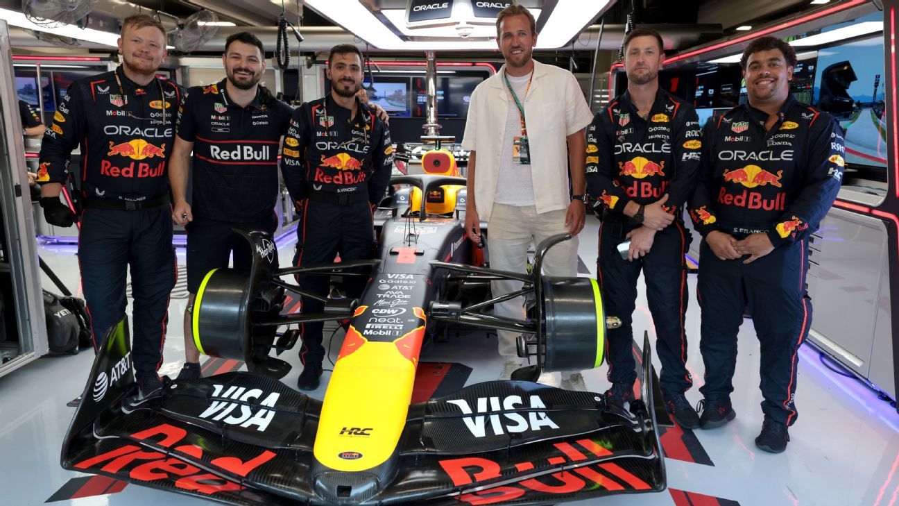 Kane posa junto al Red Bull antes de la carrera.