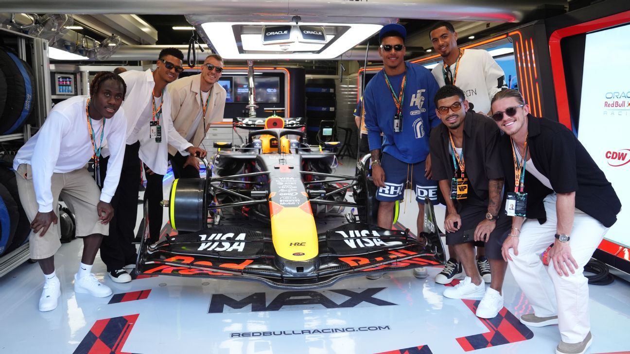 Trevoh Chalobah, Ollie Watkins, Dan Burn, Morgan Rogers, Levi Colwill, Morgan Gibbs-White y Conor Gallagher (de izquierda a derecha) en el garaje de Red Bull Racing.