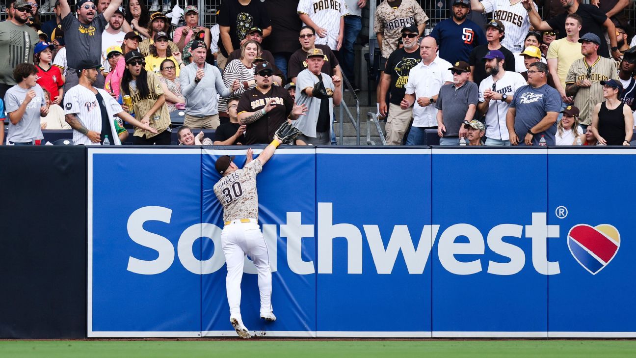Padres' Sheets exits after face-planting into wall