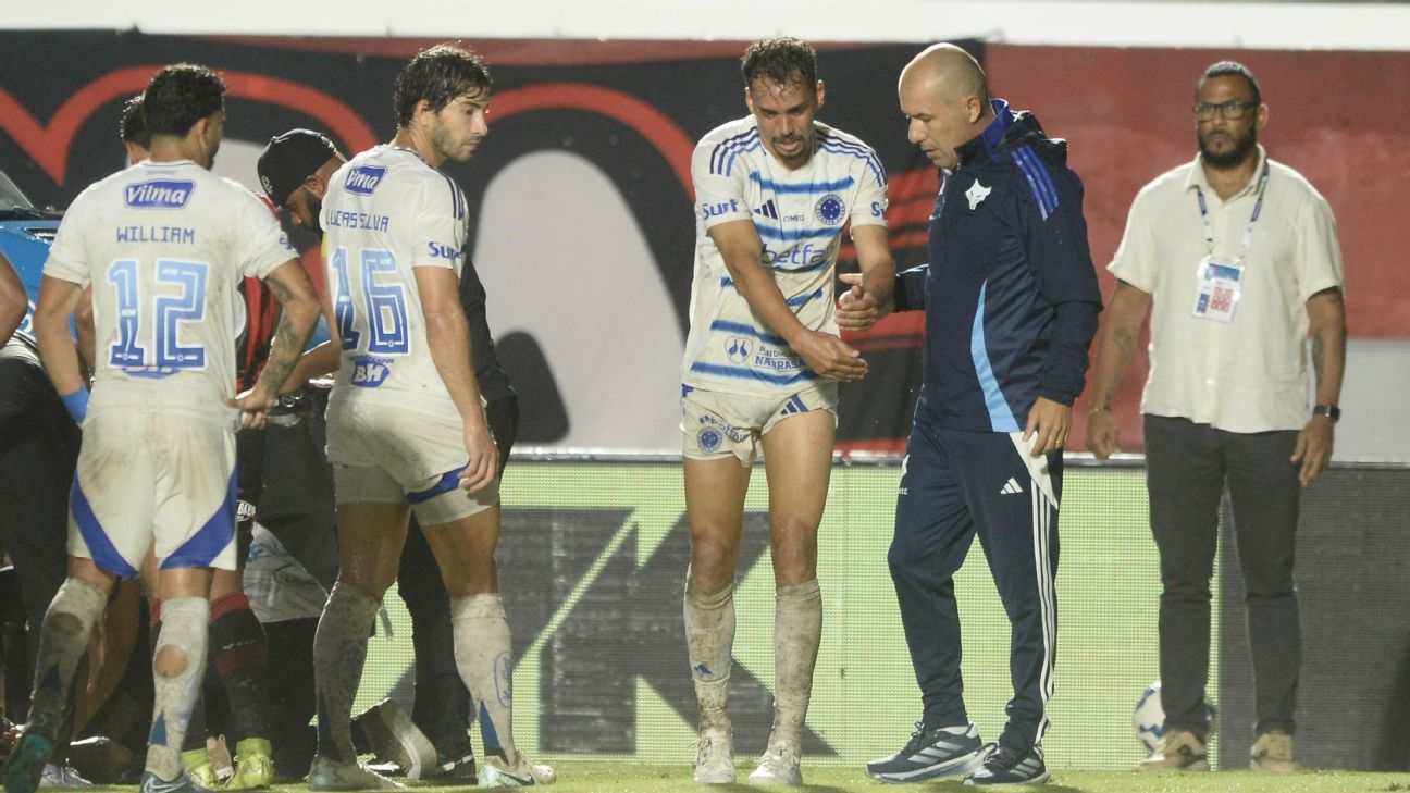 Jardim critica expulsão de cruzeirense em lance que causou fratura de rival