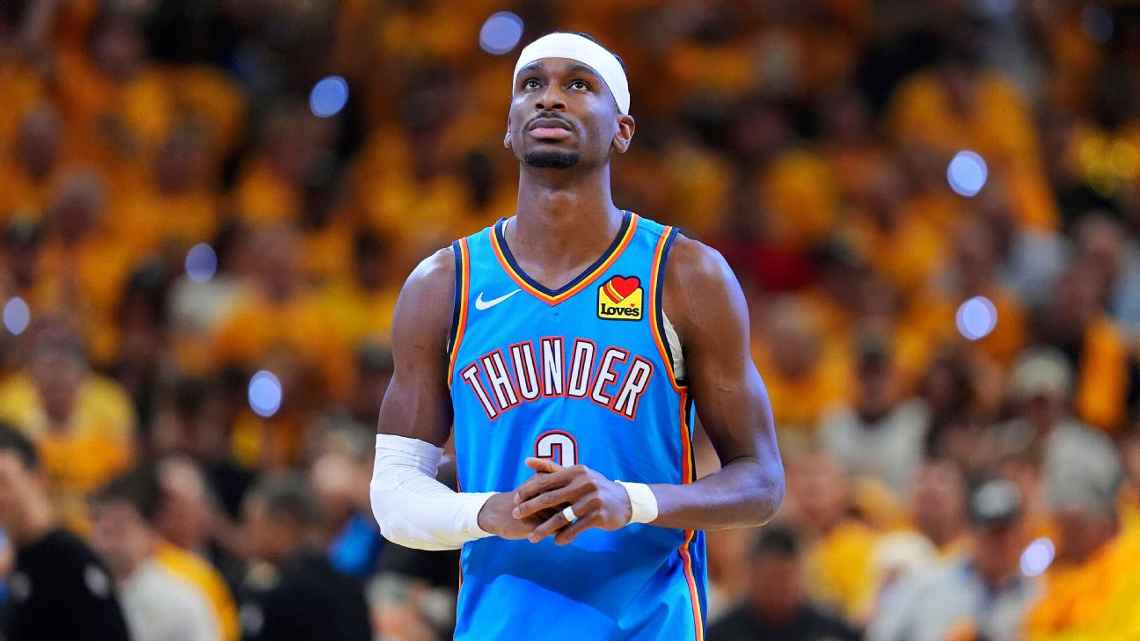 Шай Гилджес-Александер делает бросок со средней дистанции во время матча НБА