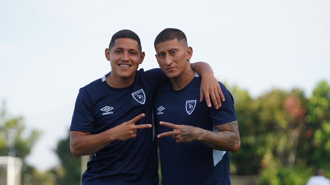 Stheven Robles en Guatemala junto a Kevin Ramírez, su compañero y amigo.