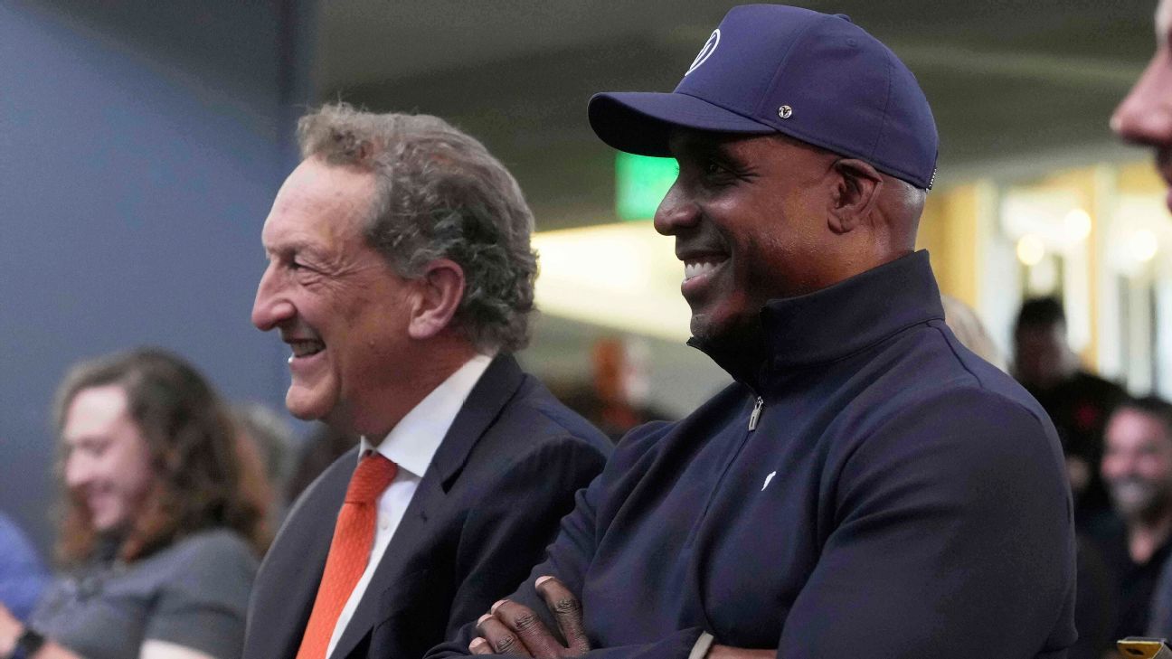 “Creo que solo con mirarlo, mi juego ya ha mejorado mucho”, bromeó Rafael Devers sobre estar en presencia del rey del jonrón Barry Bonds, quien asistió a la conferencia de prensa del martes.