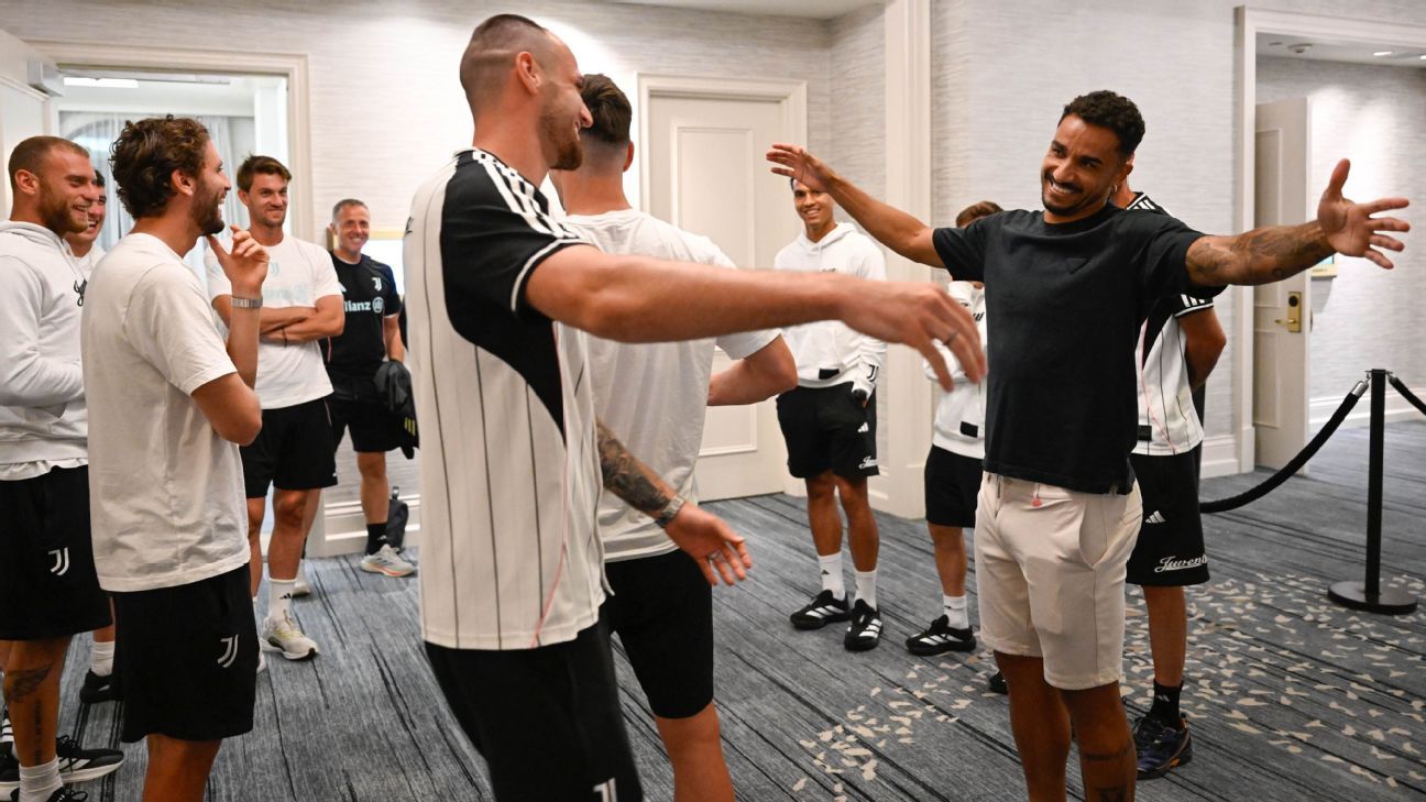 Flamengo e Juventus se reencontram no Mundial e jogadores tietam dupla brasileira.
