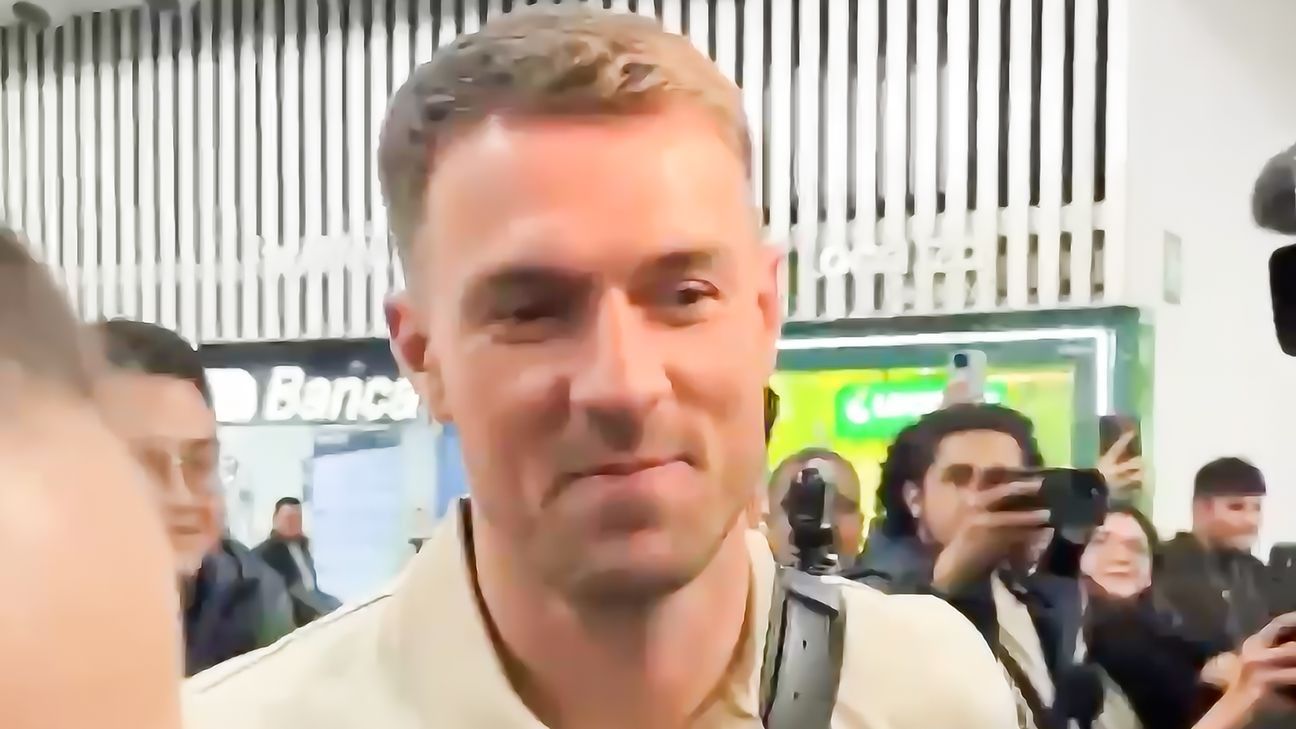 Aaron Ramsey llega al aeropuerto de Ciudad de México para jugar con los Pumas.