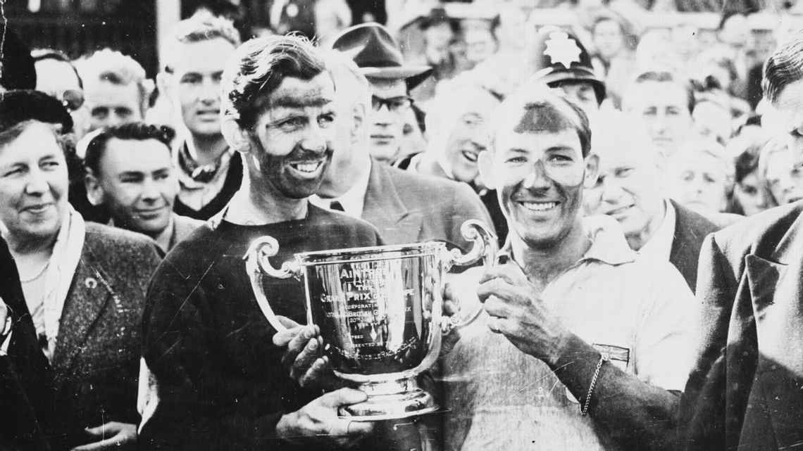 Stirling Moss y Tony Brooks con el trofeo del GP de Gran Bretaña de 1957 en Aintree