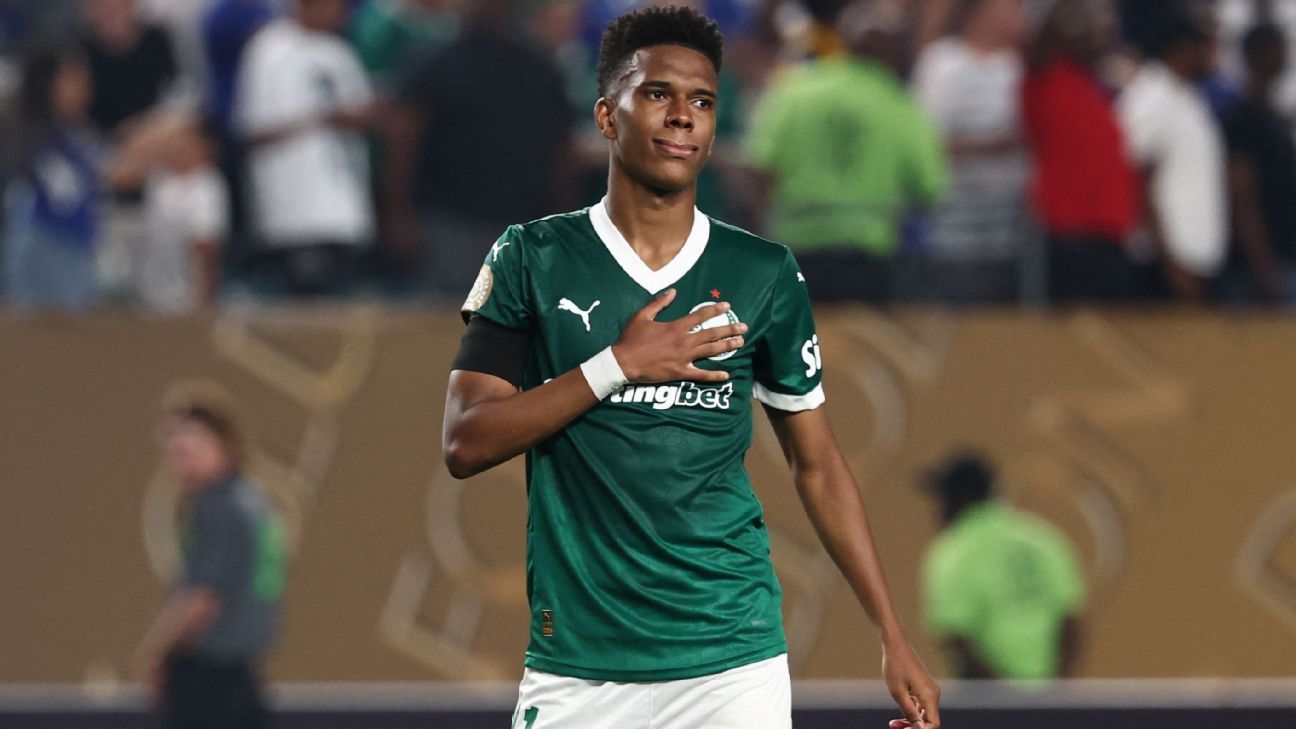 Estêvão se emociona em despedida do Palmeiras após queda no Mundial.