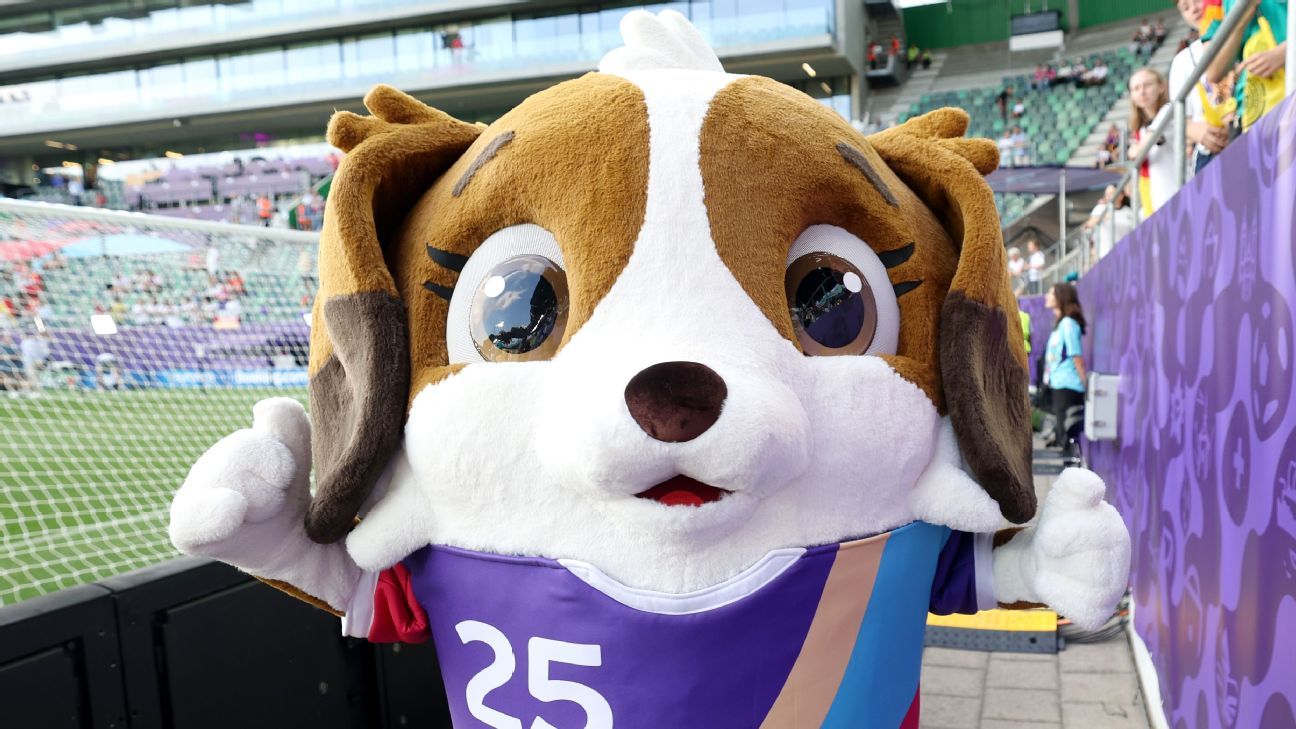 Un Maddli de la vida real, la mascota oficial de la Eurocopa, aparece en el campo después de cada partido.