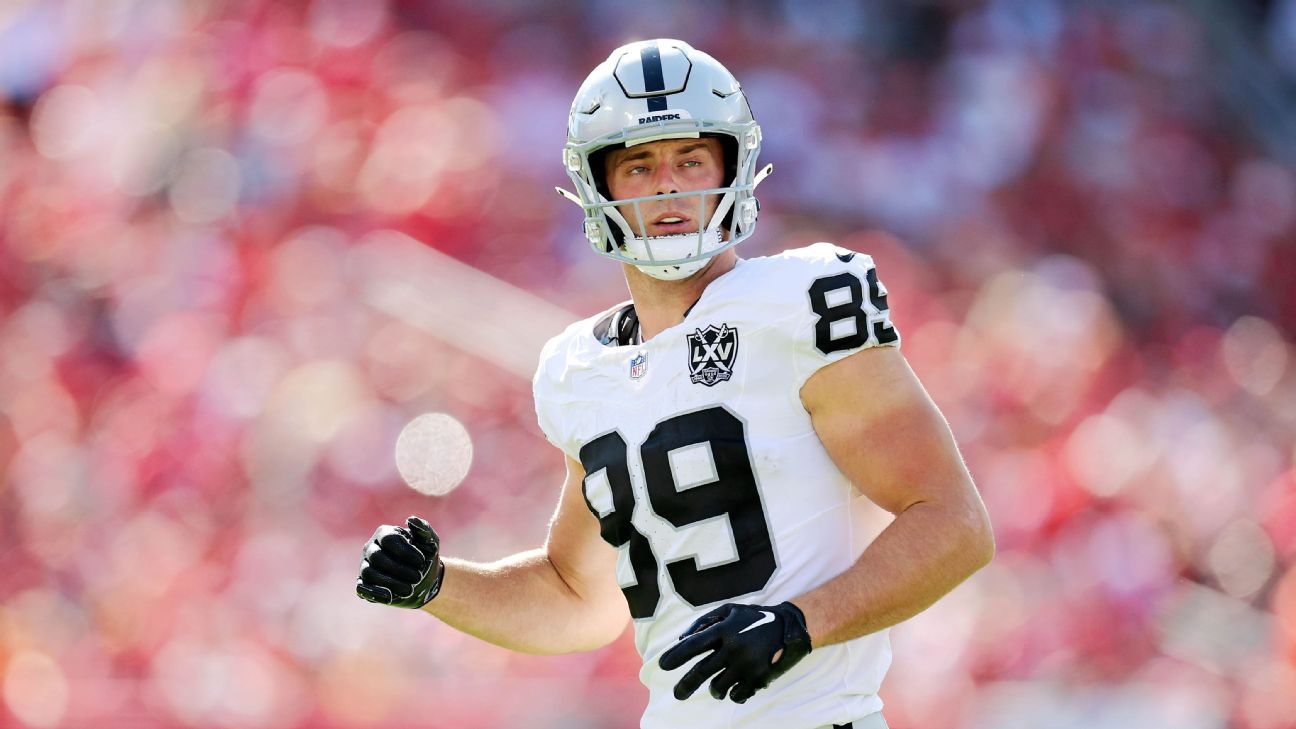 Brock Bowers en acción