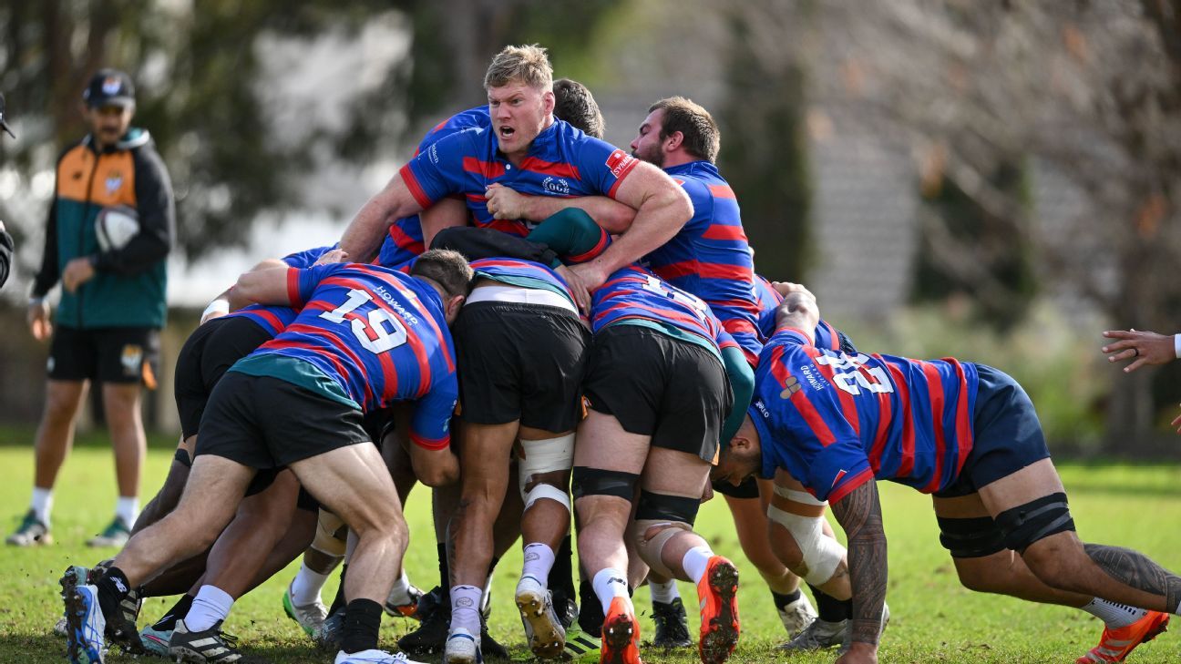 Matt Philip controla el scrum durante el entrenamiento del AUNZ XV