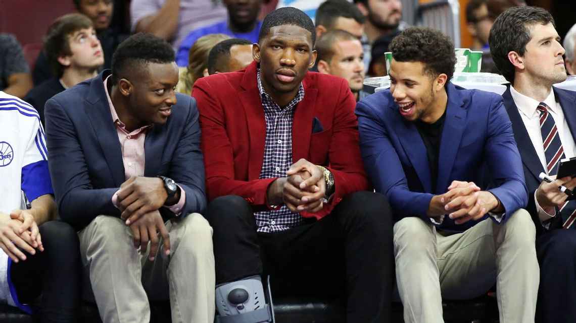 Джоэл Эмбиид сидит на скамейке