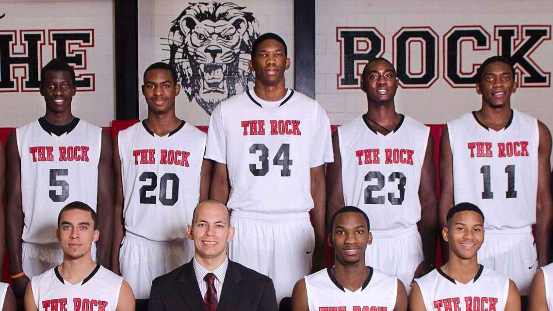 Эмбиид играет в баскетбол под номером 34