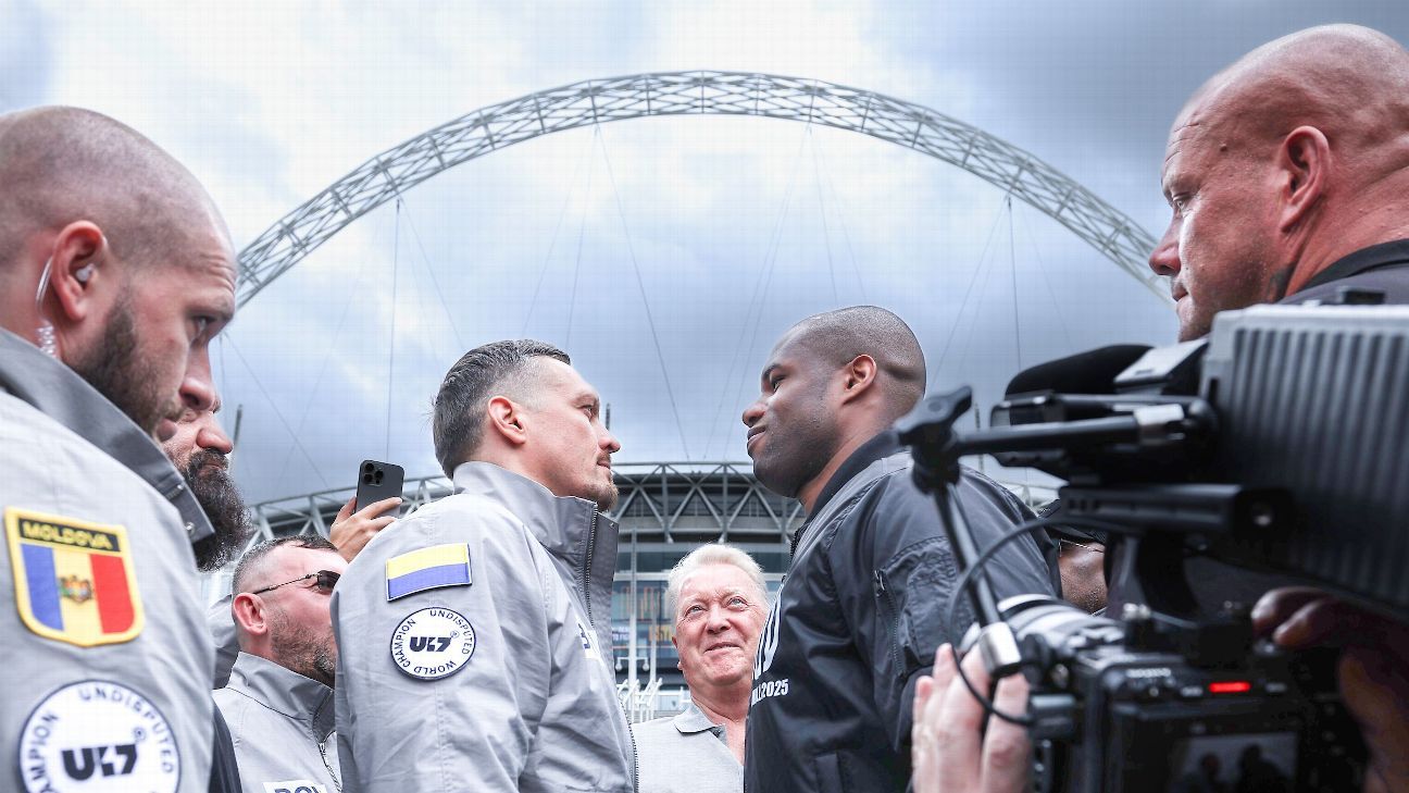 Oleksandr Usyk (L) y Daniel Dubois se enfrentaron en Wembley el martes.
