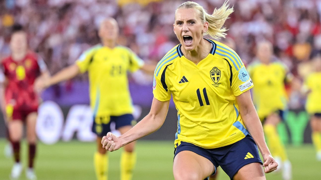 Leah Williamson de Inglaterra observando a Stina Blackstenius de Suecia.