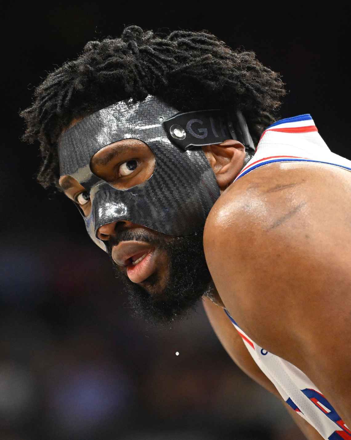 Джоэл Эмбиид, играющий через боль