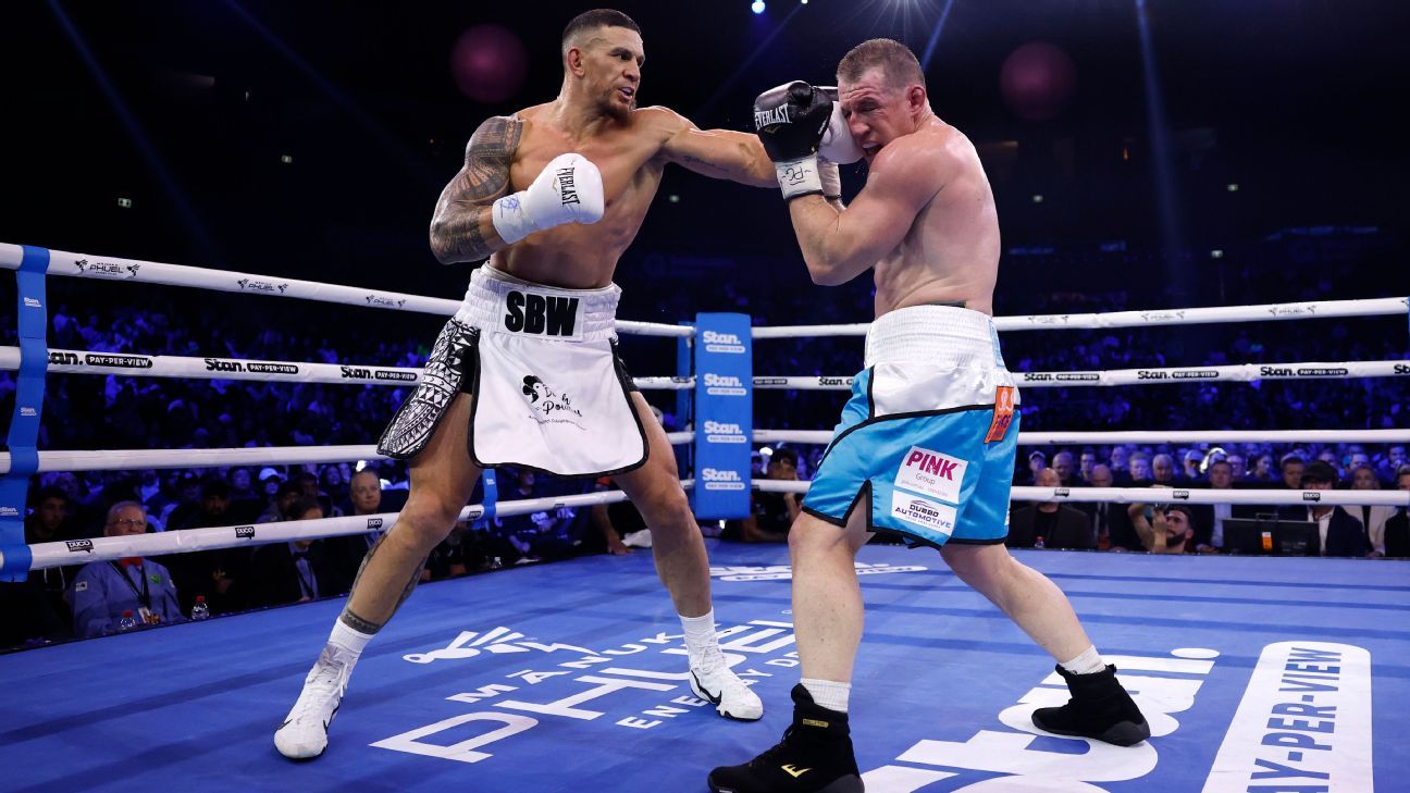 Sonny Bill Williams punches Paul Gallen.