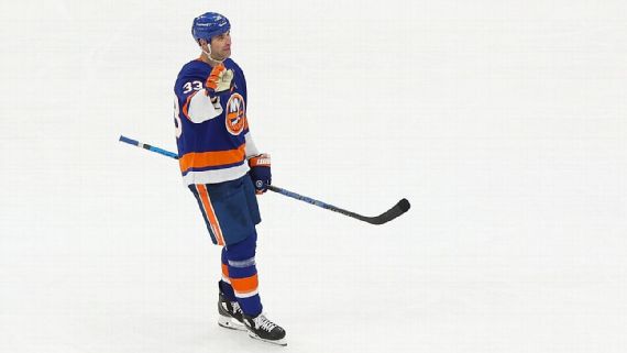Zdeno Chara in New York Islanders uniform