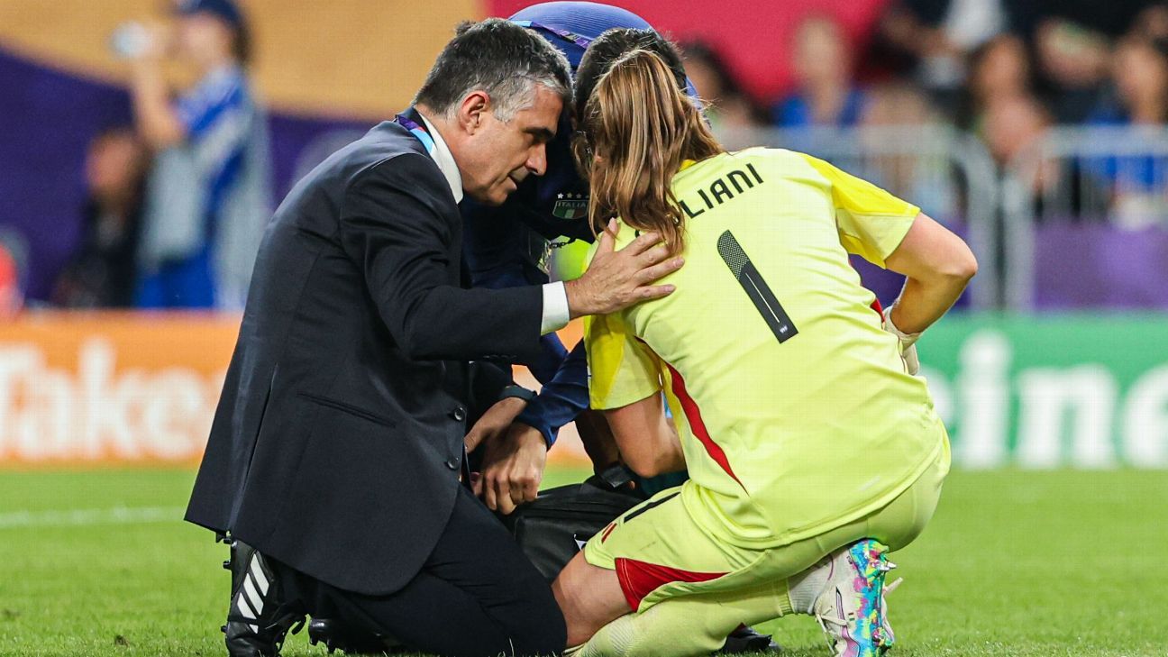 Personal médico de Italia, vestidos con trajes Armani y botas de fútbol.