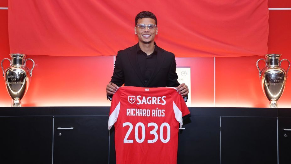 Benfica anuncia contratação de Richard Ríos, ex-Palmeiras, com valor total divulgado.