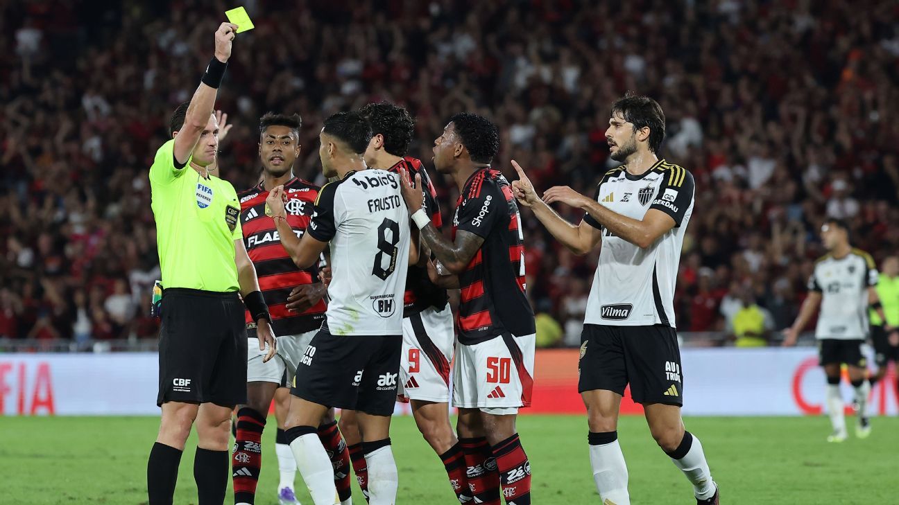 Pênalti? Vermelho? CBF divulga conversa de árbitro com VAR sobre polêmica em Flamengo x Atlético-MG