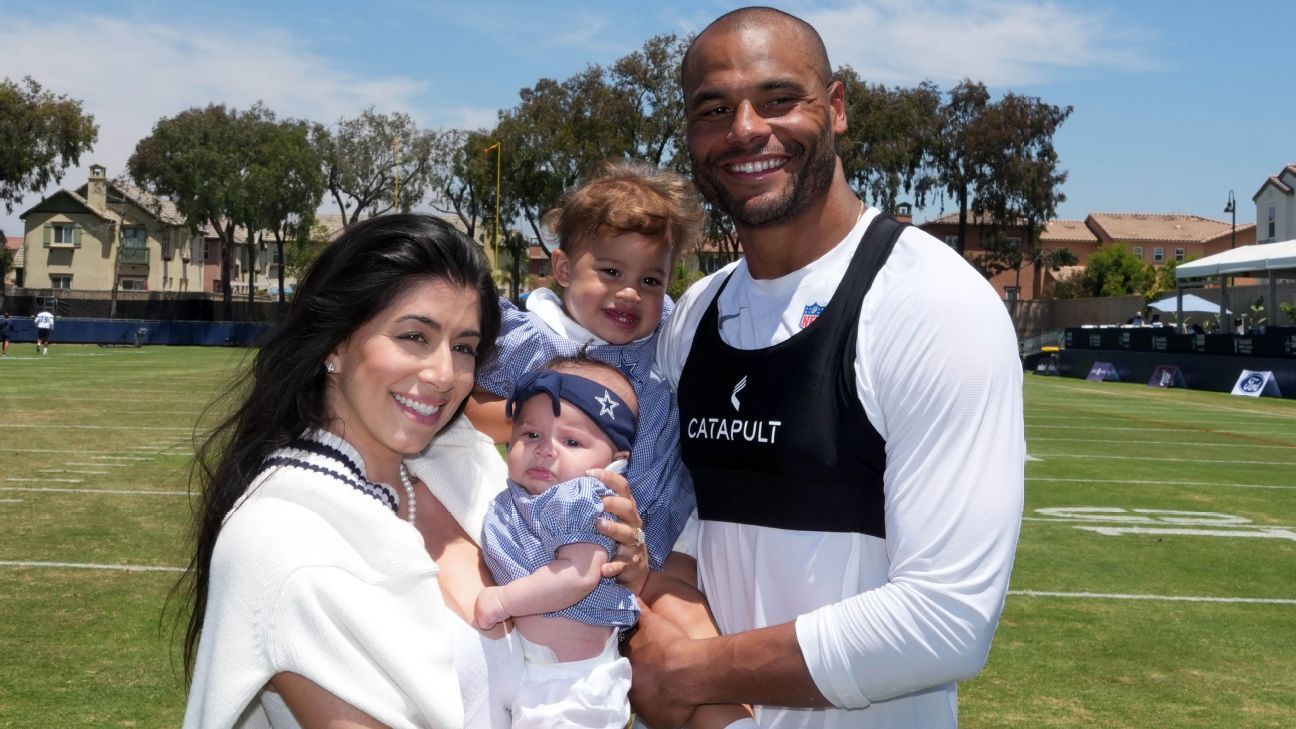 Dak Prescott en el campo de entrenamiento de los Dallas Cowboys con su prometida, Sarah Jane Ramos, y sus hijas, MJ y Aurora.
