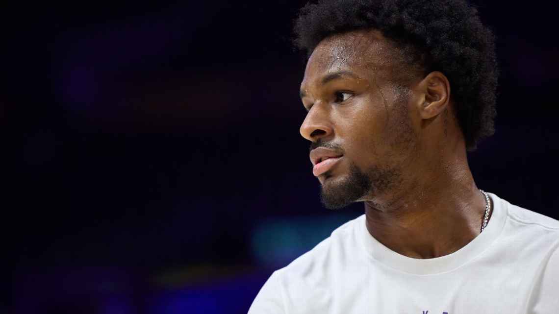 Бронни Джеймс играет в баскетбол.