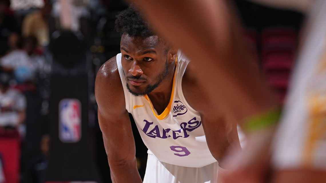 Бронни Джеймс уверенно играет в баскетбол.