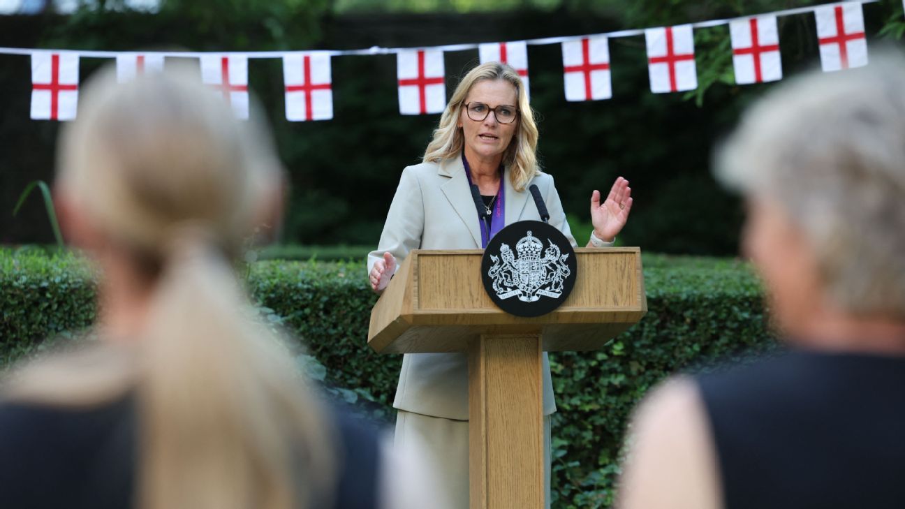 Sarina Wiegman se dirigió a los asistentes en el jardín de Downing Street.