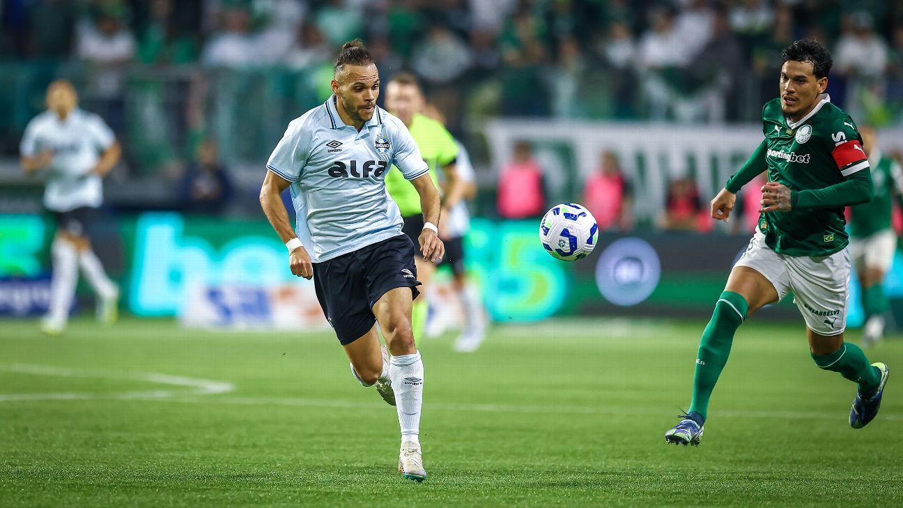 Braithwaite critica sintético e força cartão para evitar campo artificial.