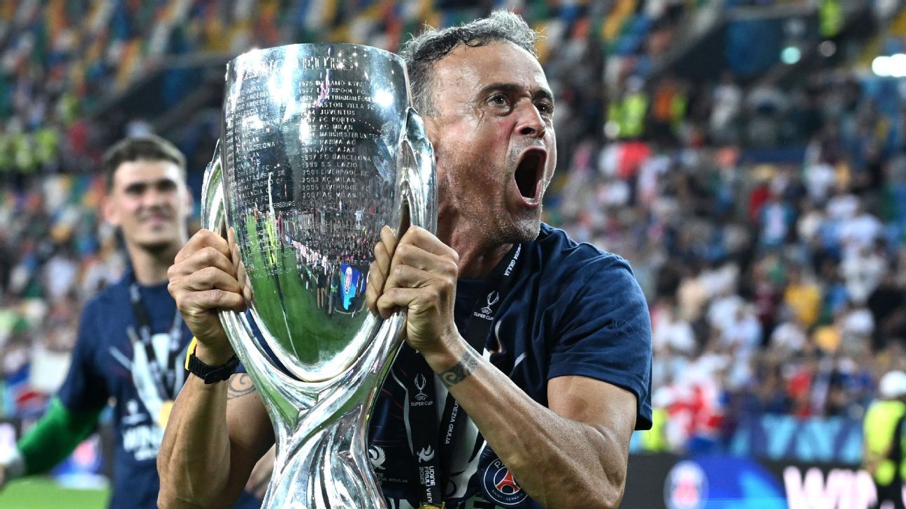 Luis Enrique celebra con el trofeo de la Supercopa de la UEFA tras la victoria del PSG sobre el Tottenham.