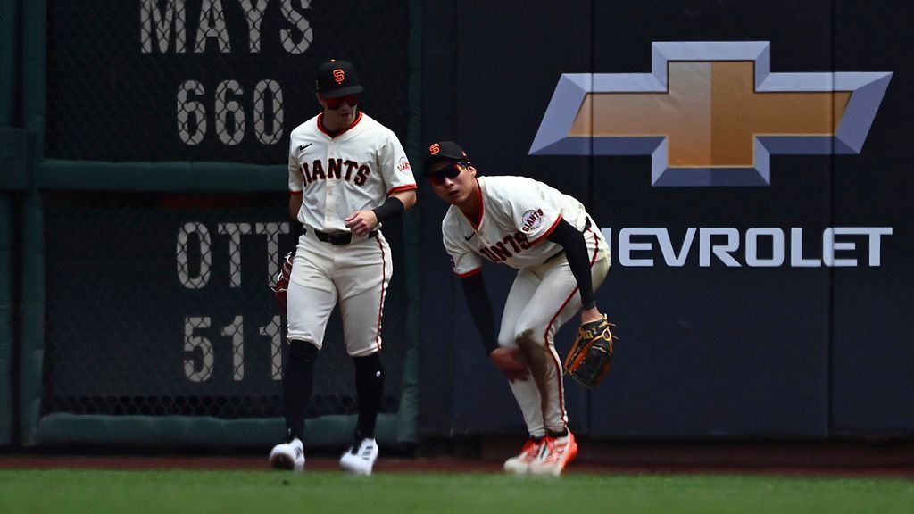 Giants' Lee corrals ball with knees for wild catch