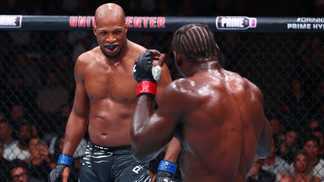 Michael Page, a la izquierda, ofreció su habitual actuación de exhibición contra Jared Cannonier, a la derecha, pero no fue una pelea muy memorable.