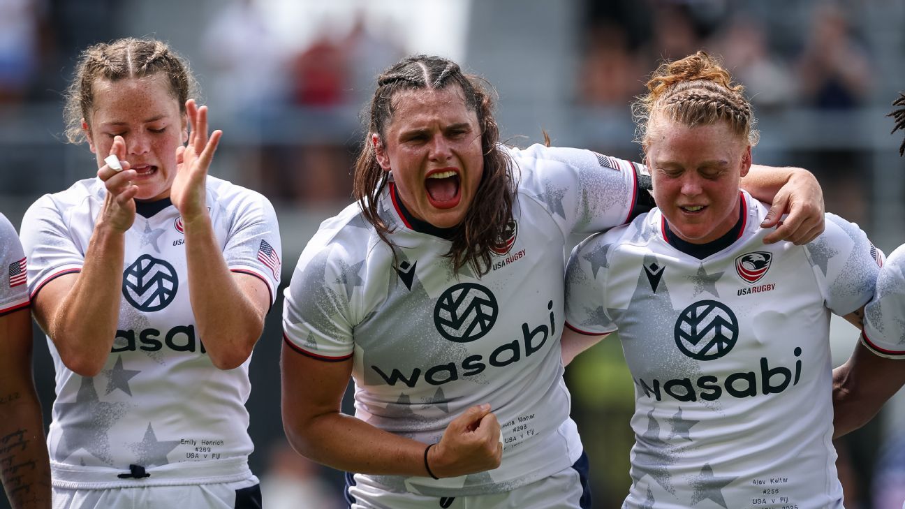 Maher (C) y Estados Unidos se enfrentan a Inglaterra en el partido inaugural de la Copa Mundial Femenina de Rugby.