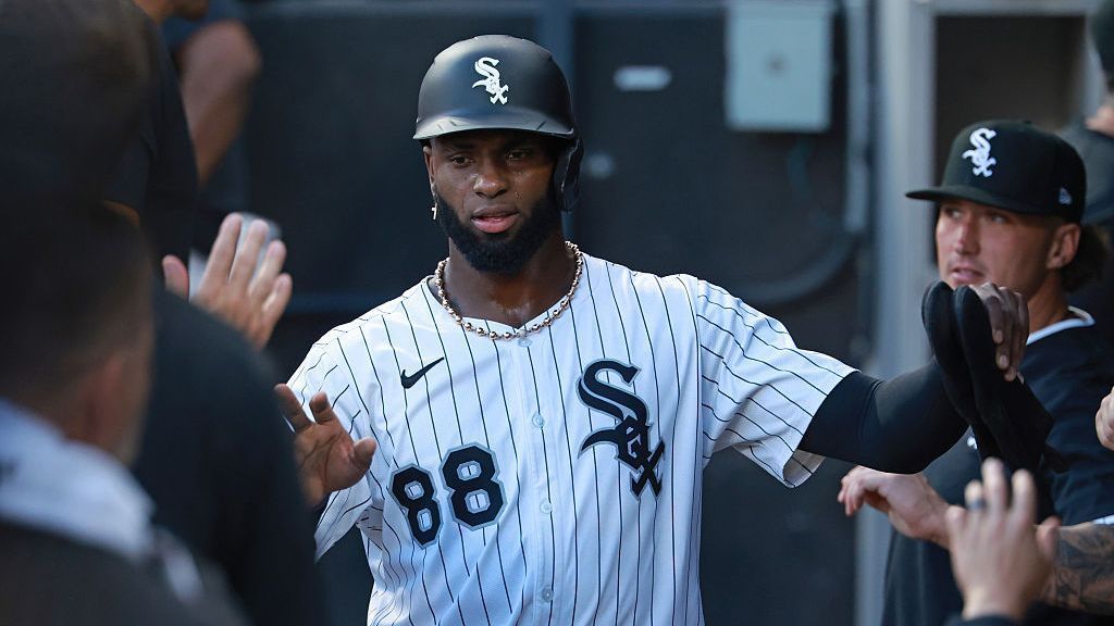 White Sox CF Robert Jr. exits with sore hamstring
