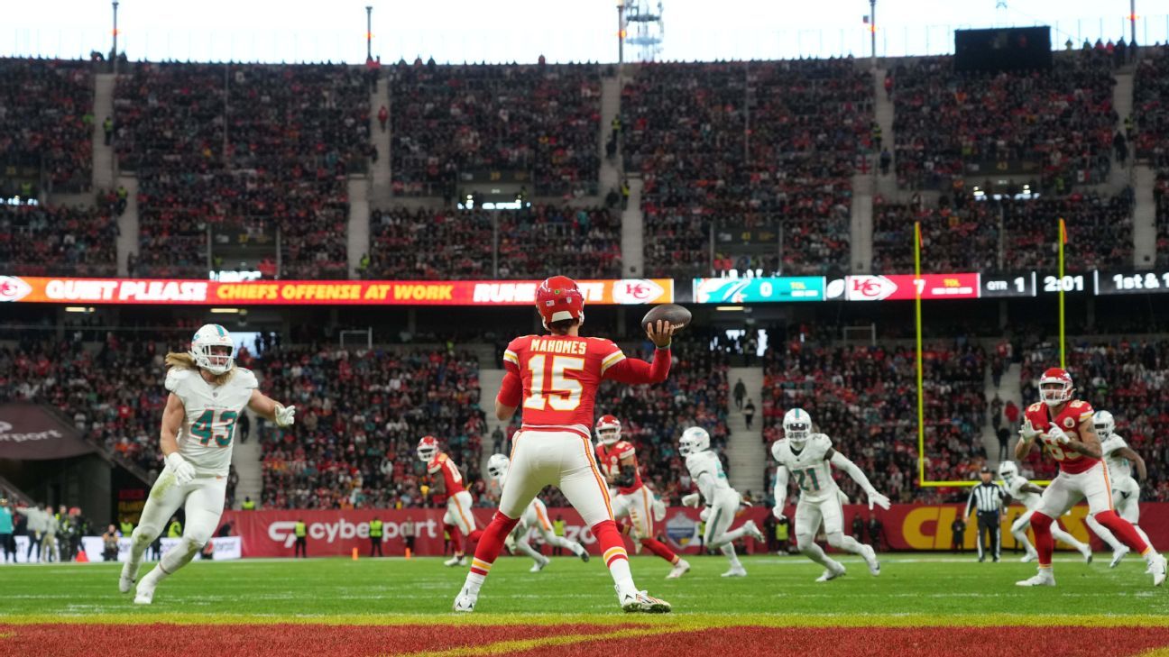 Patrick Mahomes lanza un pase en el Deutsche Bank Park de Frankfurt, Alemania, contra los Dolphins.