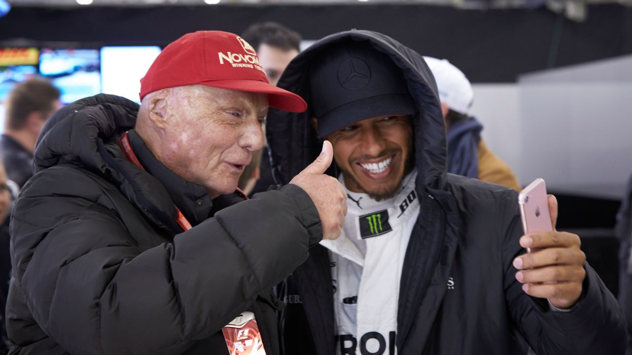 Niki Lauda y Lewis Hamilton en el garaje de Mercedes en 2017.