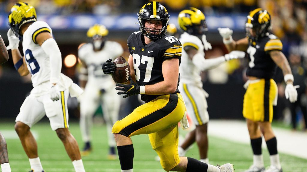 Iowa TE Addison Ostrenga Out Remainder 2025 Season After Achilles Injury