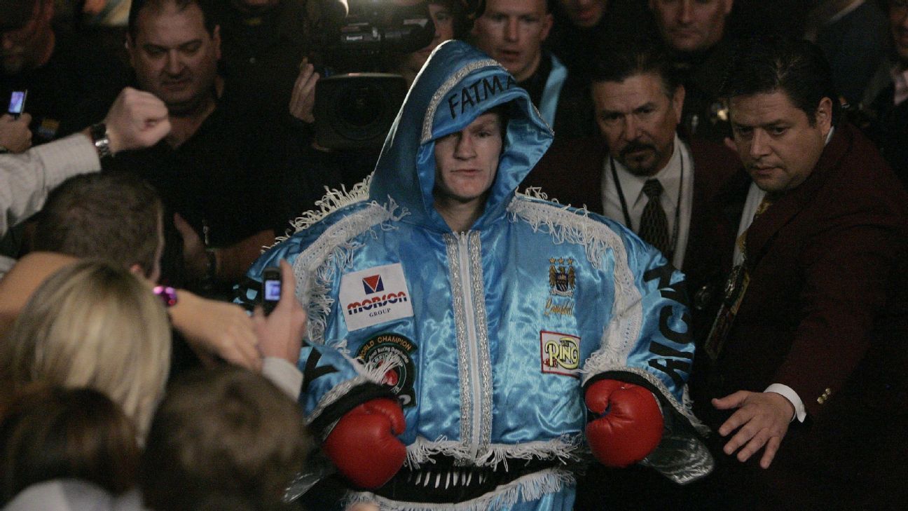 El humor autocrítico que definió a Ricky Hatton se mostró en su camino al ring contra Paulie Malignaggi.