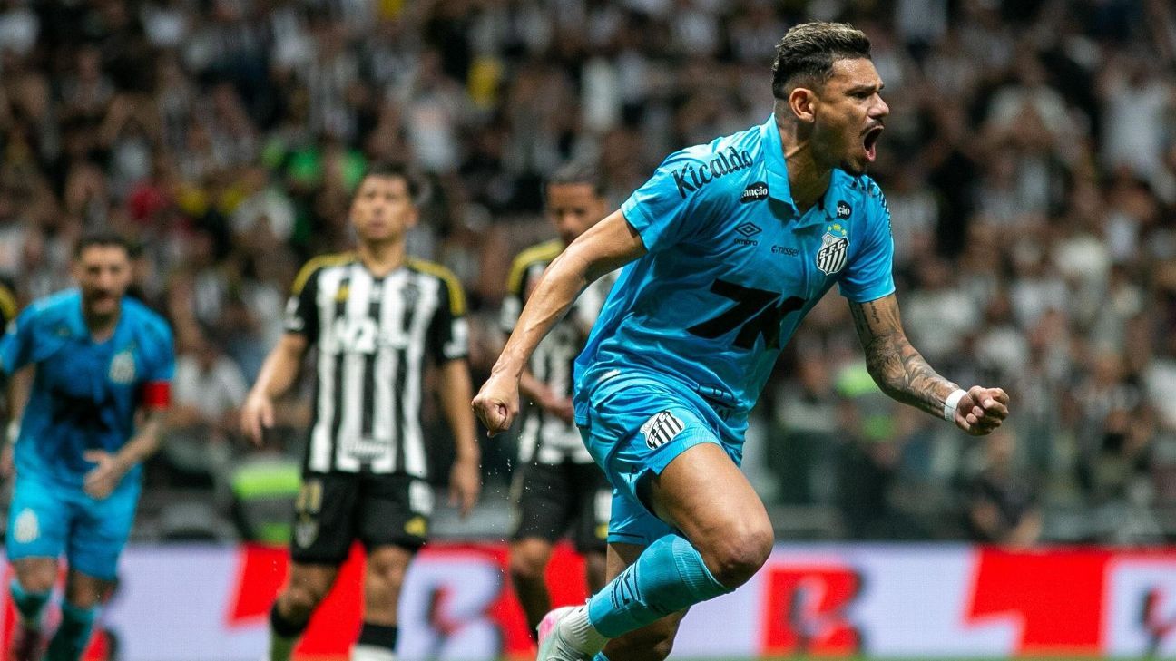 Tiquinho Soares se diz de 'corpo e alma' no Santos e garante: 'Não desaprendi a fazer gol'
