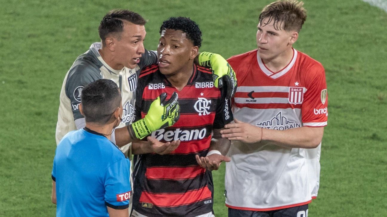 VAR em Flamengo x Estudiantes: Conmebol admite erro em expulsão de Plata!