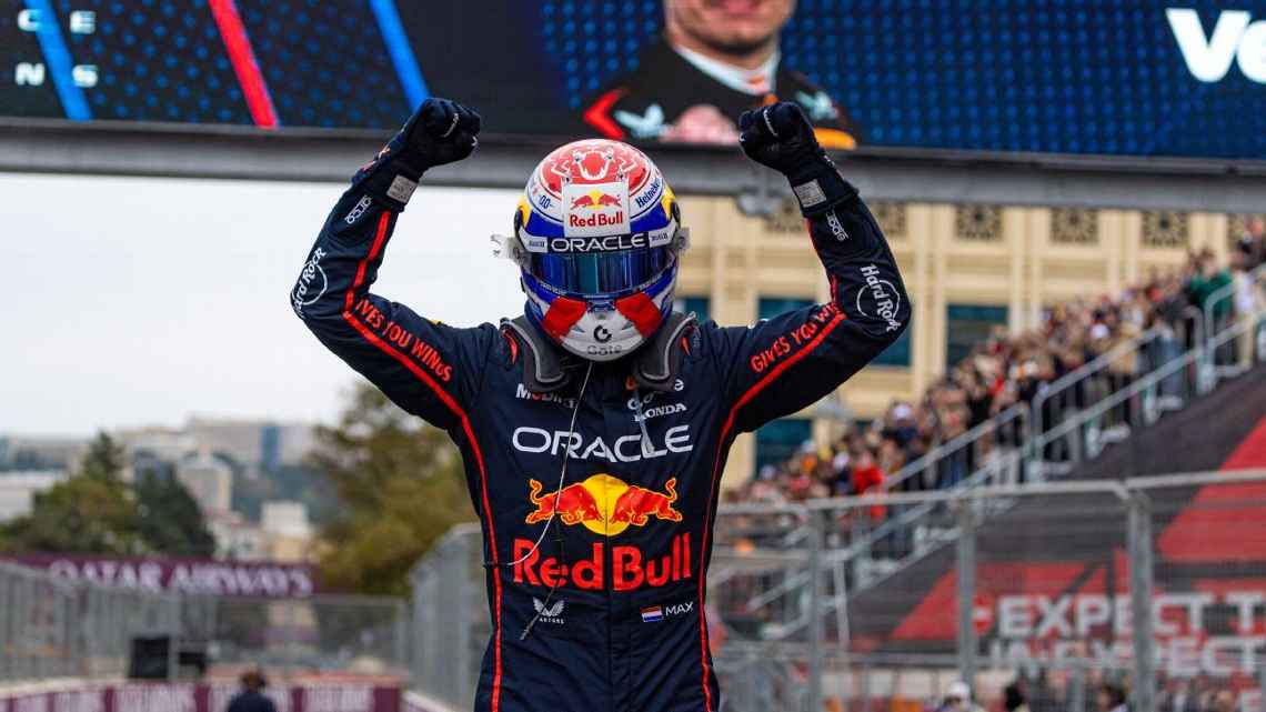 Max Verstappen celebra la vittoria in Azerbaigian, rilanciandosi nella lotta per il titolo di F1.