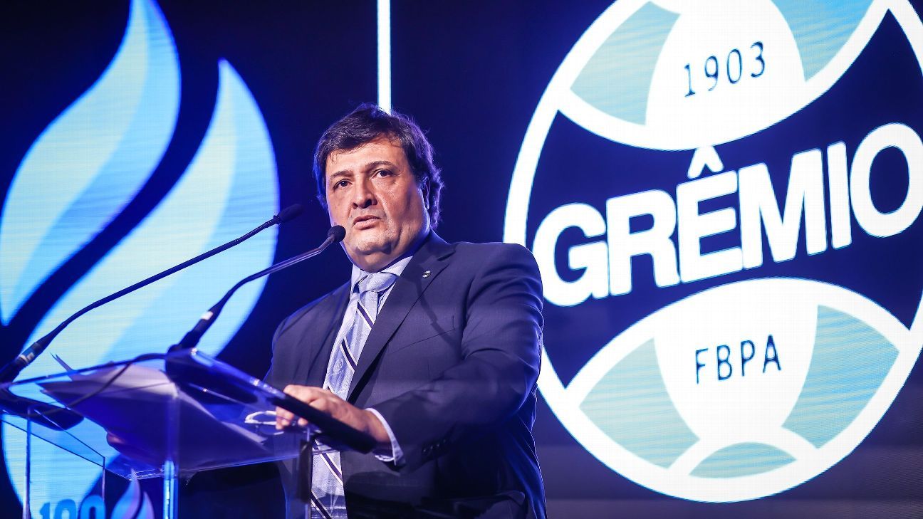Presidente do Grêmio critica arbitragem após GreNal e denuncia possível favorecimento.